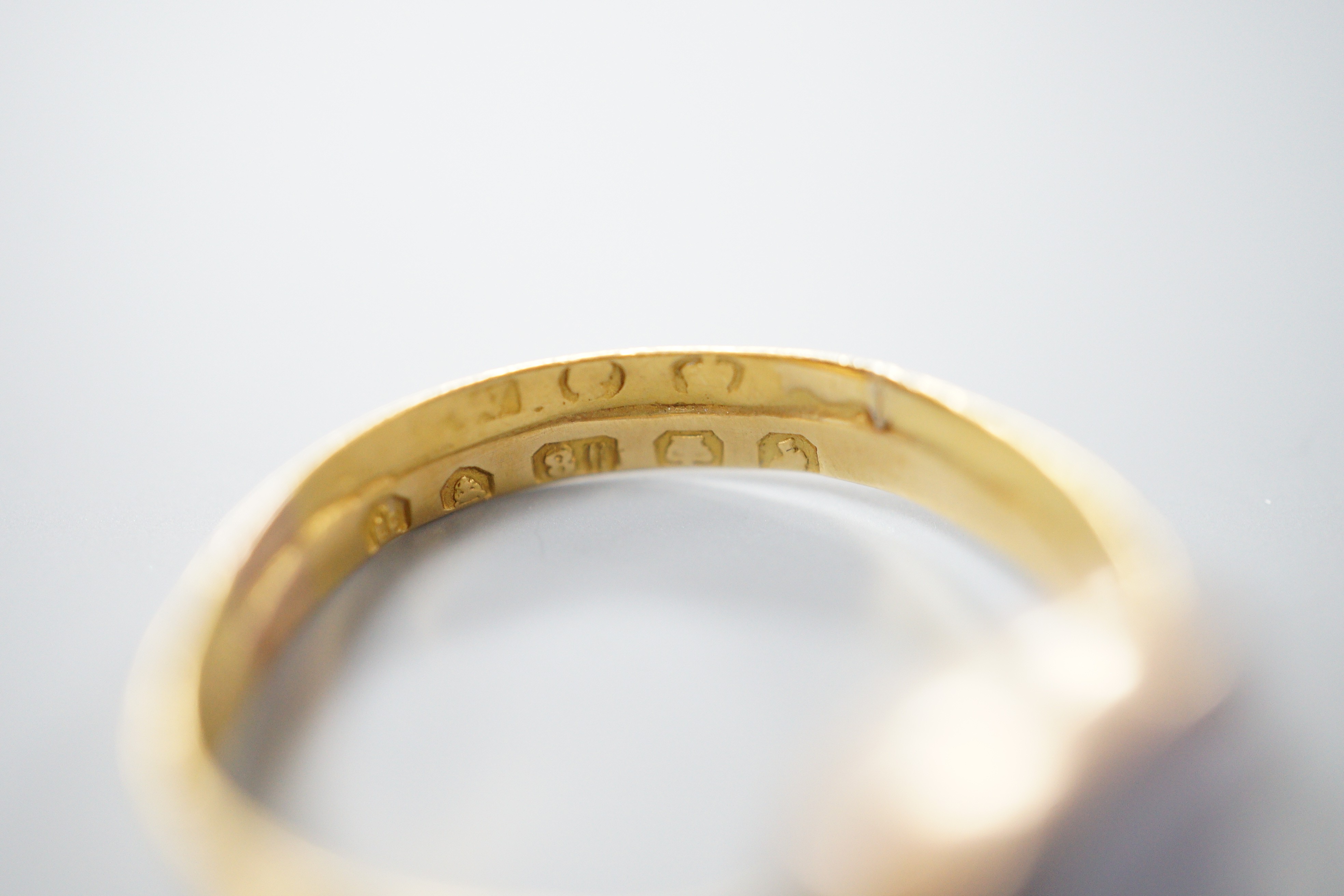 A Victorian 18ct gold twin shank and sardonyx set signet ring, size P/Q, gross weight 2.1 grams.